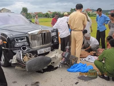 Sau cú đâm trực diện, chiếc xe Roll – Royce BKS BKS 38A - 028.88 cuốn cả xe máy vào gầm trước. (Ảnh:Vietnamnet)