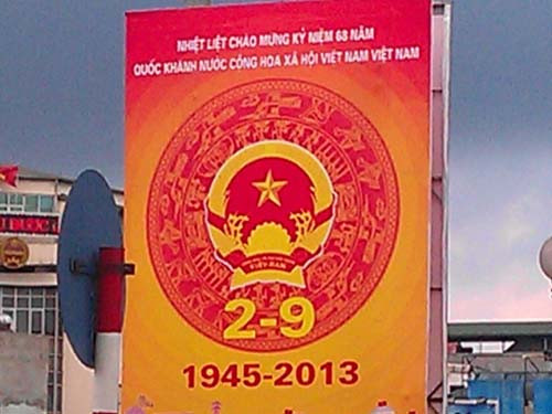 Cận cảnh tấm pano ghi sai tên nước