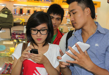 Người tiêu dùng thời gian tới sẽ phải mất thêm tiền nếu muốn dùng 3G. Ảnh: BÁ HUY Người tiêu dùng thời gian tới sẽ phải mất thêm tiền nếu muốn dùng 3G. Ảnh: BÁ HUY