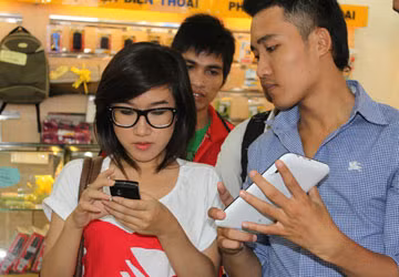 Người tiêu dùng thời gian tới sẽ phải mất thêm tiền nếu muốn dùng 3G. Ảnh: BÁ HUY