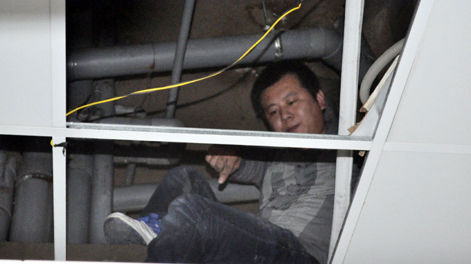 Một 'bác sĩ' Trung Quốc trốn trên trần toalet khi đoàn thanh tra đến phòng khám Apollo - Ảnh: Đ.T. Một 'bác sĩ' Trung Quốc trốn trên trần toalet khi đoàn thanh tra đến phòng khám Apollo - Ảnh: Đ.T.