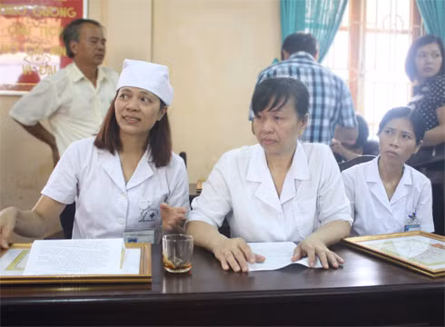 Từ trái sang, các chị Hoàng Thị Nguyệt, Khuất Thị Định và Nguyễn Thị Nam Đông là 3 cá nhân được vinh danh vì hành động dũng cảm tố cáo những sai phạm ở Bệnh viện đa khoa Hoài Đức. Ảnh: Phan Dương.