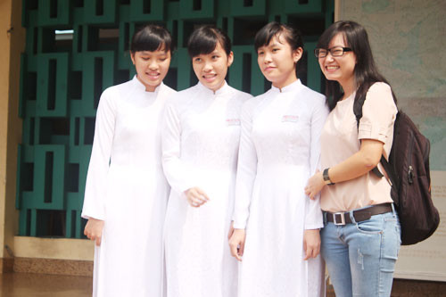 Ba chị em chụp hình với “người hâm mộ” Ba chị em chụp hình với “người hâm mộ”