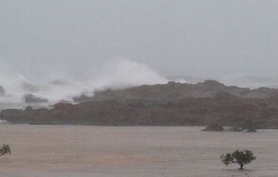 Bão số 5 gây sóng lớn ở Cô Tô. Bão số 5 gây sóng lớn ở Cô Tô.