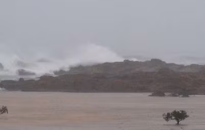 Bão số 5 gây sóng lớn ở Cô Tô.