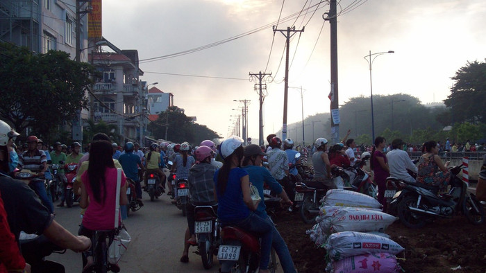 Công nhân nhà máy tập trung trước cửa công ty Công nhân nhà máy tập trung trước cửa công ty