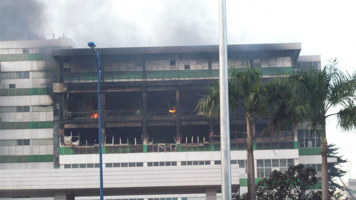 Khói bốc lên ngùn ngụt tại khu vực cháy Khói bốc lên ngùn ngụt tại khu vực cháy