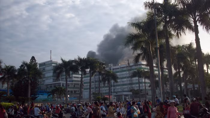 Khói bốc lên ngùn ngụt tại khu vực cháy Khói bốc lên ngùn ngụt tại khu vực cháy