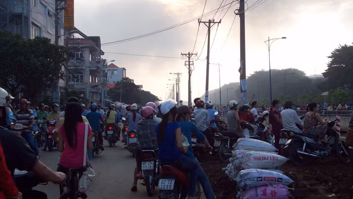 Công nhân nhà máy tập trung trước cửa công ty Công nhân nhà máy tập trung trước cửa công ty