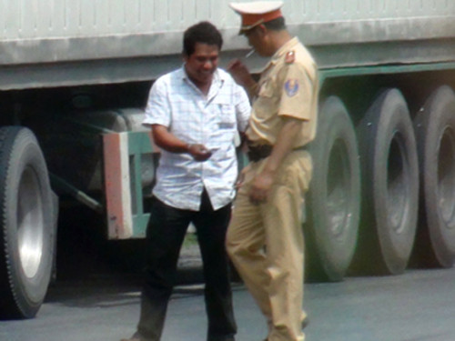 Hình ảnh ghi lại cảnh "làm luật" tại 1 chốt CSGT ở tỉnh Quảng Bình - Ảnh: Tuổi trẻ Hình ảnh ghi lại cảnh "làm luật" tại 1 chốt CSGT ở tỉnh Quảng Bình - Ảnh: Tuổi trẻ