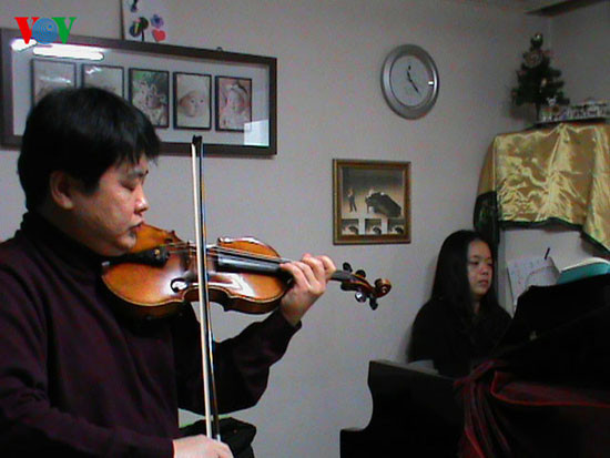 GS Trần Hữu Quốc và vợ tại nhà riêng ở Seoul (Hàn Quốc) GS Trần Hữu Quốc và vợ tại nhà riêng ở Seoul (Hàn Quốc)