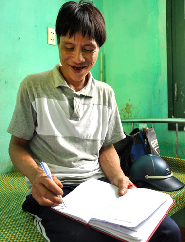 Tái hiện ký ức cuộc sống ở rừng sâu, Hồ Văn Lang vẽ nguệch ngoạc hình các loài chim, thú mình đã từng gặp trong 40 năm sống hoang dã. Ảnh: Trí Tín. Tái hiện ký ức cuộc sống ở rừng sâu, Hồ Văn Lang vẽ nguệch ngoạc hình các loài chim, thú mình đã từng gặp trong 40 năm sống hoang dã. Ảnh: Trí Tín.