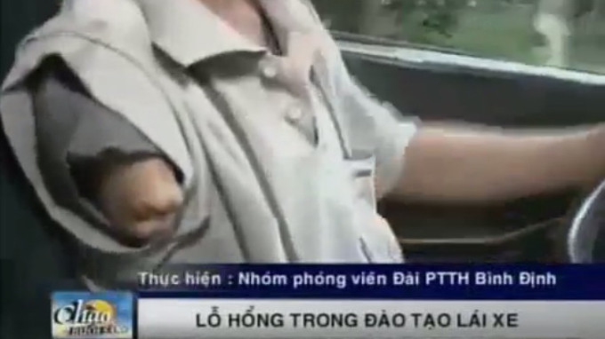 Người cụt chân, cụt tay điều khiển ôtô - Ảnh cắt từ clip phóng sự chiếu trên VTV Người cụt chân, cụt tay điều khiển ôtô - Ảnh cắt từ clip phóng sự chiếu trên VTV