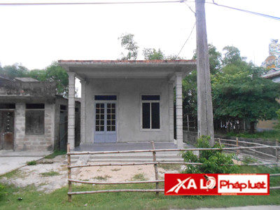 Ngôi nhà bên đường, nơi đôi “gian phu dâm phụ” bị lột truồng trói chặt vào nhau hơn hai tiếng đồng hồ. Ngôi nhà bên đường, nơi đôi “gian phu dâm phụ” bị lột truồng trói chặt vào nhau hơn hai tiếng đồng hồ.