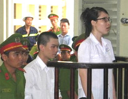 Bị cáo Phương Uyên và Kha tại phiên phúc thẩm. Ảnh: TTXVN Bị cáo Phương Uyên và Kha tại phiên phúc thẩm. Ảnh: TTXVN