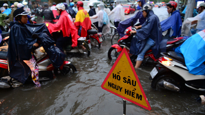Tình trạng ngập nước vẫn diễn ra nhiều nơi tại TP.HCM, trong khi lãnh đạo Công ty Thoát nước đô thị nhận lương khủng khiến dư luận bức xúc - Ảnh: Thuận Thắng Tình trạng ngập nước vẫn diễn ra nhiều nơi tại TP.HCM, trong khi lãnh đạo Công ty Thoát nước đô thị nhận lương khủng khiến dư luận bức xúc - Ảnh: Thuận Thắng
