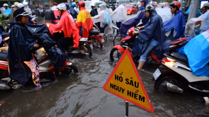 Tình trạng ngập nước vẫn diễn ra nhiều nơi tại TP.HCM, trong khi lãnh đạo Công ty Thoát nước đô thị nhận lương khủng khiến dư luận bức xúc - Ảnh: Thuận Thắng