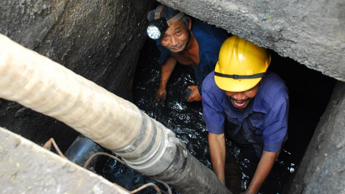 Anh Võ Văn Huệ và Bùi Văn Phước, công nhân Công ty TNHH-MTV Thoát nước đô thị TP.HCM - đơn vị mà giám đốc nhận lương 2,6 tỉ đồng/năm, nạo vét hệ thống cống trên đường Nguyễn Hữu Cảnh, Q.Bình Thạnh. Các anh cho biết tiền lương của mình hiện nay là 8 triệu đồng/tháng - Ảnh: Hoàng Thạch Vân Anh Võ Văn Huệ và Bùi Văn Phước, công nhân Công ty TNHH-MTV Thoát nước đô thị TP.HCM - đơn vị mà giám đốc nhận lương 2,6 tỉ đồng/năm, nạo vét hệ thống cống trên đường Nguyễn Hữu Cảnh, Q.Bình Thạnh. Các anh cho biết tiền lương của mình hiện nay là 8 triệu đồng/tháng - Ảnh: Hoàng Thạch Vân