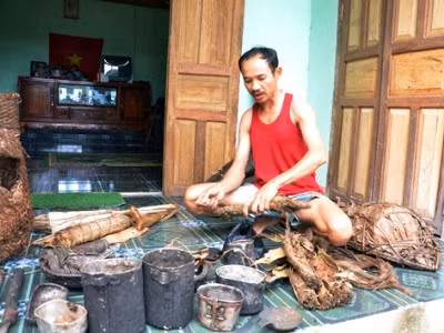 Ông Lâm bày tài sản của cha con “người rừng” và hét giá khủng với mọi người. Ông Lâm bày tài sản của cha con “người rừng” và hét giá khủng với mọi người.