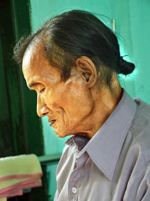 “Người rừng” cha ngày ngày buồn bã ngóng về rừng sâu .