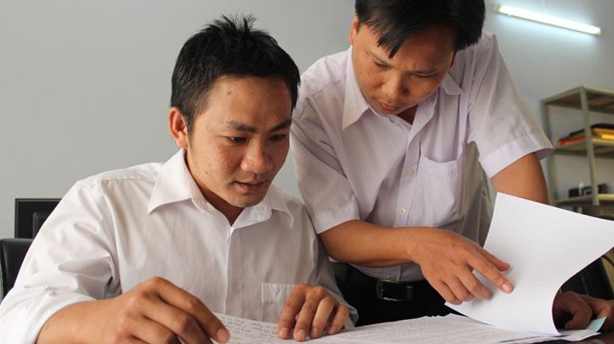 Thạc sĩ Nguyễn Tấn Để (trái) về Cà Mau làm việc theo diện thu hút nhân tài của tỉnh. Tỉnh này hỗ trợ thạc sĩ 180 lần mức lương tối thiểu, tức 189 triệu đồng - Ảnh: H.Bình Thạc sĩ Nguyễn Tấn Để (trái) về Cà Mau làm việc theo diện thu hút nhân tài của tỉnh. Tỉnh này hỗ trợ thạc sĩ 180 lần mức lương tối thiểu, tức 189 triệu đồng - Ảnh: H.Bình