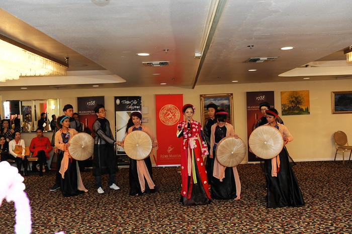 Thúy Nga rực rỡ trong trang phục áo tứ thân hát dân ca Bắc Bộ. Thúy Nga rực rỡ trong trang phục áo tứ thân hát dân ca Bắc Bộ.