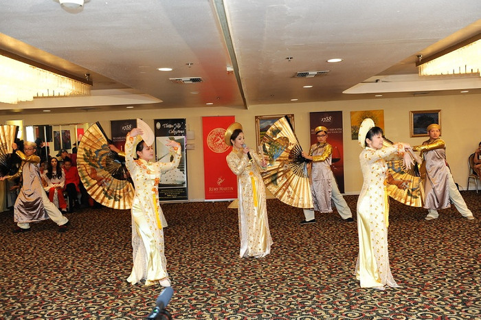 Thúy Nga chuyển sang phong cách dịu dàng, sâu lắng trong hình ảnh một cô gái Huế. Thúy Nga chuyển sang phong cách dịu dàng, sâu lắng trong hình ảnh một cô gái Huế.