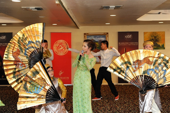 Màn "biến hóa" bất ngờ của Thúy Nga: Chỉ ít phút chị lại hóa thành cô gái Nam Bộ. Màn "biến hóa" bất ngờ của Thúy Nga: Chỉ ít phút chị lại hóa thành cô gái Nam Bộ.