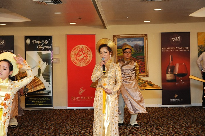 Chị biểu diễn rất tự tin. Chị biểu diễn rất tự tin.