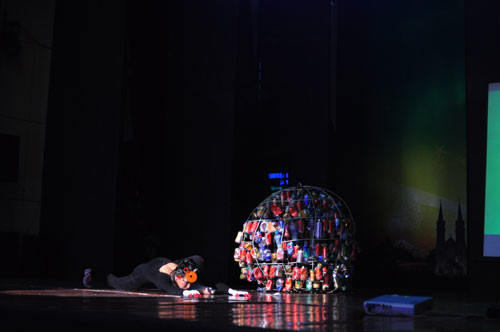 Thí sinh Đoàn Thị Minh Hoàn trên sân khấu Vietnam Got Talent đêm thi đầu tiên. Thí sinh Đoàn Thị Minh Hoàn trên sân khấu Vietnam Got Talent đêm thi đầu tiên.