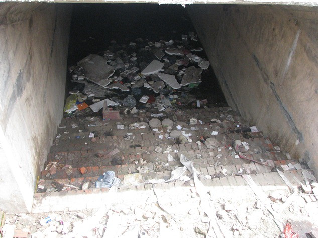 Do thiếu quan tâm dọn dẹp, bảo trì bảo dưỡng, tuyến hành lang này đang biến thành nơi đổ phế thải của người dân, thành nơi chứa nước ô nhiễm và rác thải là cái bẫy vô hình đối với người dân đi qua đây. Do thiếu quan tâm dọn dẹp, bảo trì bảo dưỡng, tuyến hành lang này đang biến thành nơi đổ phế thải của người dân, thành nơi chứa nước ô nhiễm và rác thải là cái bẫy vô hình đối với người dân đi qua đây.