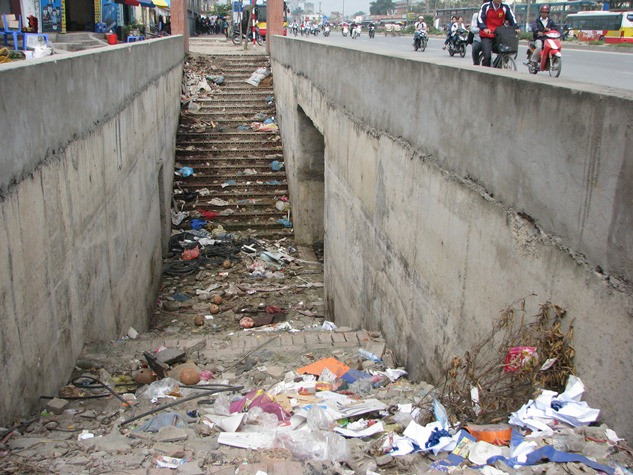 Ngày qua ngày, rác thải ùn ùn được nhân lên gây bức bách cho những người tham gia giao thông tai đây. Do đó, việc đầu tư xây dựng các công trình mới thì các công trình đã đưa vào sử dụng cũng cần được quan tâm đúng mức. Ngày qua ngày, rác thải ùn ùn được nhân lên gây bức bách cho những người tham gia giao thông tai đây. Do đó, việc đầu tư xây dựng các công trình mới thì các công trình đã đưa vào sử dụng cũng cần được quan tâm đúng mức.