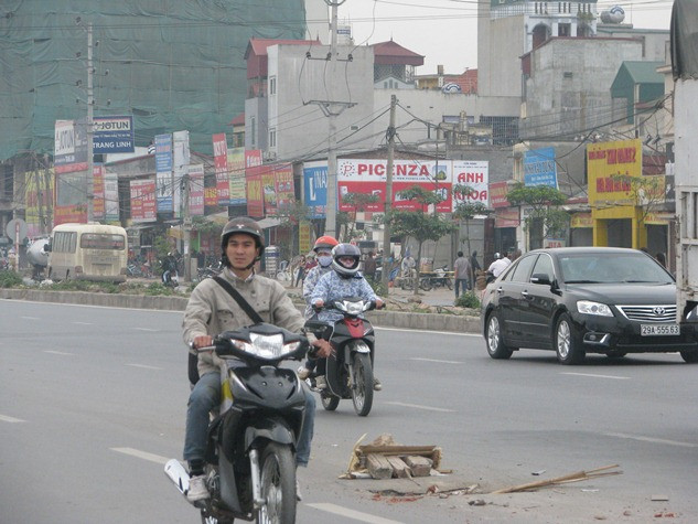 Những cái bẫy đối với người đi đường. Nhiều xe té ngã và tai nạn giao thông đã xảy ra, trong đó có cả tai nạn chết người. Những cái bẫy đối với người đi đường. Nhiều xe té ngã và tai nạn giao thông đã xảy ra, trong đó có cả tai nạn chết người.