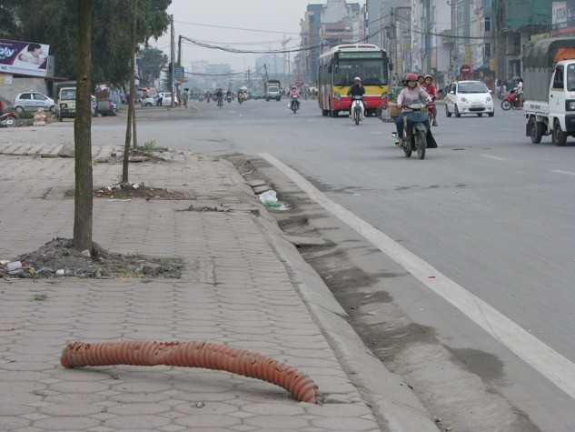 Dây cáp điện ngang nhiên chiếm phần lối đi , không ít người đi đường tự đặt câu hỏi: " chờ đến bao giờ" Dây cáp điện ngang nhiên chiếm phần lối đi , không ít người đi đường tự đặt câu hỏi: " chờ đến bao giờ"