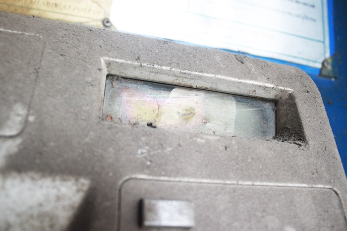 Màn hình điện tử ở bốt điện thoại trên phố Ngọc Hà bị vỡ, cào xước. Màn hình điện tử ở bốt điện thoại trên phố Ngọc Hà bị vỡ, cào xước.