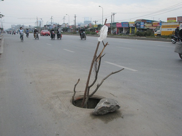 Cận cảnh những hố “ tử thần” chờ chực người tham gia giao thông. Cận cảnh những hố “ tử thần” chờ chực người tham gia giao thông.