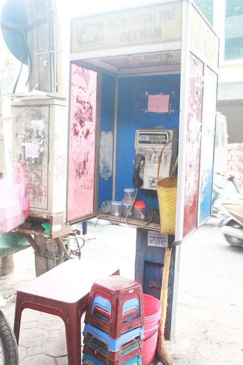 Ngoài mục đích để liên lạc, nhiều bốt điện thoại công cộng đã trở thành chỗ để đồ của các cửa hàng, quán nước ven đường. Ngoài mục đích để liên lạc, nhiều bốt điện thoại công cộng đã trở thành chỗ để đồ của các cửa hàng, quán nước ven đường.