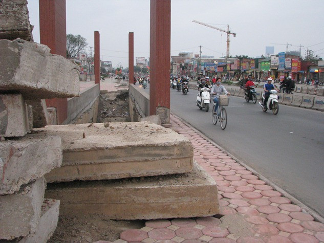 Cầu đi bộ được xem là một biện pháp giảm ùn tắc giao thông rất hiệu quả, nhưng việc đầu tư không đúng nơi, đúng chỗ, không đúng mục đích cũng gây lãng phí nhiều tỷ đồng của nhà nước. Cầu đi bộ được xem là một biện pháp giảm ùn tắc giao thông rất hiệu quả, nhưng việc đầu tư không đúng nơi, đúng chỗ, không đúng mục đích cũng gây lãng phí nhiều tỷ đồng của nhà nước.