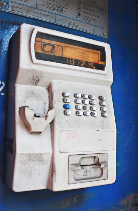 Sự xuất hiện của bốt điện thoại công cộng trên đường phố đã không còn hiệu quả, đáp ứng được nhu cầu của đại bộ phận người dân mà “góp phần” gây mất mỹ quan đô thị. Sự xuất hiện của bốt điện thoại công cộng trên đường phố đã không còn hiệu quả, đáp ứng được nhu cầu của đại bộ phận người dân mà “góp phần” gây mất mỹ quan đô thị.