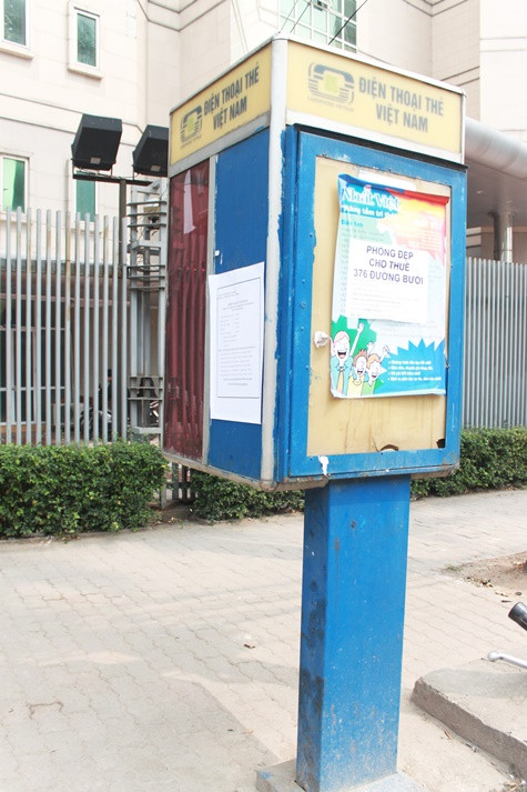 Đã có rất nhiều ý kiến cho rằng nên quy hoạch lại, thay đổi mục đích sử dụng của bốt điện thoại công cộng thành trạm phát sóng wifi, chỗ đăng tin rao vặt hay đơn giản là cắt bớt đi cho đường thông thoáng, đỡ ách tắc giao thông…tuy nhiên hiện nay thì những bốt điện thoại vẫn đang nằm ở đó và… chờ chết. Rất mong các cơ quan chức năng vào cuộc và đưa ra các giải pháp để trả lại vẻ đẹp cho thành phố. Đã có rất nhiều ý kiến cho rằng nên quy hoạch lại, thay đổi mục đích sử dụng của bốt điện thoại công cộng thành trạm phát sóng wifi, chỗ đăng tin rao vặt hay đơn giản là cắt bớt đi cho đường thông thoáng, đỡ ách tắc giao thông…tuy nhiên hiện nay thì những bốt điện thoại vẫn đang nằm ở đó và… chờ chết. Rất mong các cơ quan chức năng vào cuộc và đưa ra các giải pháp để trả lại vẻ đẹp cho thành phố.