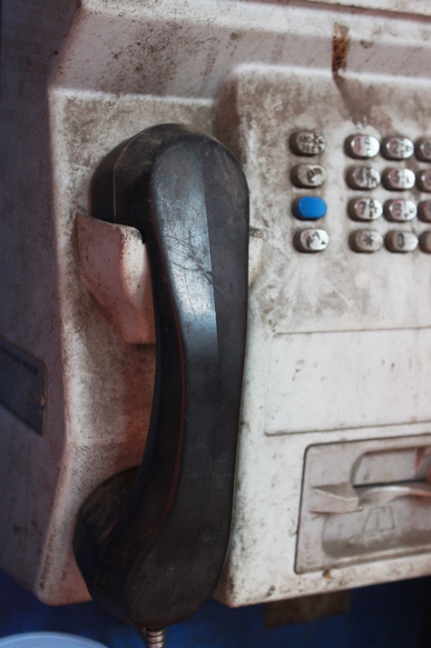 Bốt điện thoại nào may mắn còn ống nghe thì có lẽ nhiều người cũng ái ngại khi cầm vào và áp lên tai để nghe. Bốt điện thoại nào may mắn còn ống nghe thì có lẽ nhiều người cũng ái ngại khi cầm vào và áp lên tai để nghe.