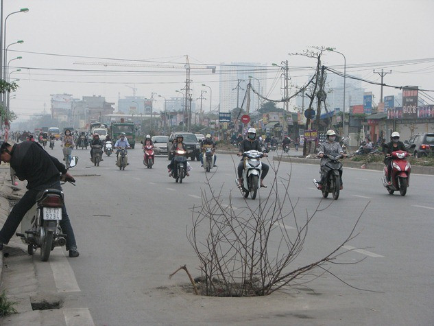 Một thanh niên vừa trượt bánh xuống hố " tử thần", may mắn thay, người không bị trầy xước, nhưng xe thì bị méo mó phần đầu gây ra vỡ yếm xe. Một thanh niên vừa trượt bánh xuống hố " tử thần", may mắn thay, người không bị trầy xước, nhưng xe thì bị méo mó phần đầu gây ra vỡ yếm xe.