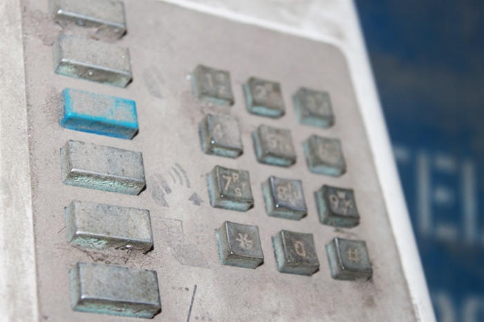 Nhem nhuốc, nhếch nhác, hoen gỉ, thủng mái bụi bám đen kịt là những hình ảnh không hiếm gặp ở các bốt điện thoại công cộng tại Hà Nội Nhem nhuốc, nhếch nhác, hoen gỉ, thủng mái bụi bám đen kịt là những hình ảnh không hiếm gặp ở các bốt điện thoại công cộng tại Hà Nội