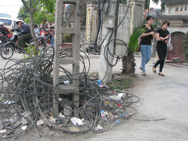 .Làn đường dành cho người đi bộ đã bị chiếm chỗ, không ít người đi đường bàng hoàng gây nguy hiểm cho mọi người. Đặc biệt là học sinh, sinh viên .Làn đường dành cho người đi bộ đã bị chiếm chỗ, không ít người đi đường bàng hoàng gây nguy hiểm cho mọi người. Đặc biệt là học sinh, sinh viên