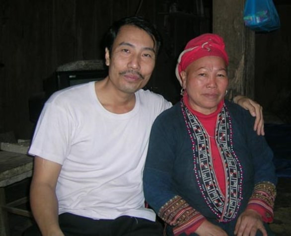 Anh Thanh và một lương y người Dao, người chỉ cho anh nhiều cây thuốc quý