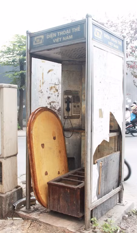 Đôi khi trở thành “Thùng rác”, chằng chịt tờ rơi hay thậm chí thành nhà vệ sinh công cộng của những người đi xe ôm gần đó.