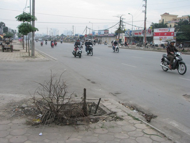 Hàng loạt nắp cống thoát nước bị mất và hư hỏng nặng. Hàng loạt nắp cống thoát nước bị mất và hư hỏng nặng.