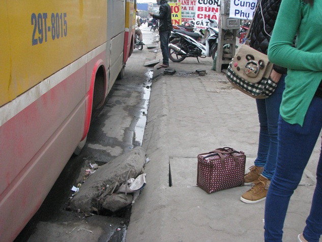 Điểm dừng xe bus, nơi có lượng người lên xuống qua lại khá đông, nhưng ít người biết đến hố " tử thần" ngay dưới chân của mình, gây nguy hiểm bất cứ lúc nào. Điểm dừng xe bus, nơi có lượng người lên xuống qua lại khá đông, nhưng ít người biết đến hố " tử thần" ngay dưới chân của mình, gây nguy hiểm bất cứ lúc nào.