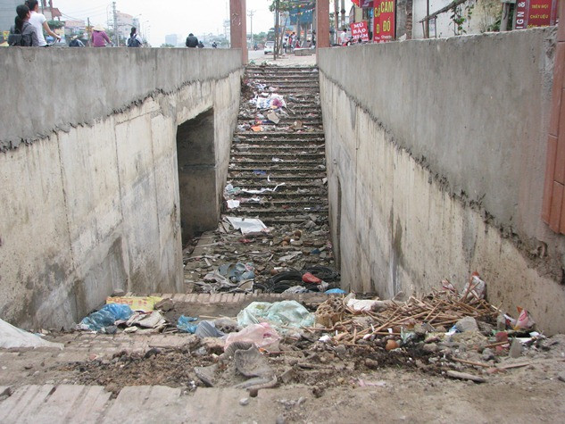 Những công trình dành cho người đi bộ đã bị lãng quên và được rác thải chiếm chỗ, đóng đô. Những công trình dành cho người đi bộ đã bị lãng quên và được rác thải chiếm chỗ, đóng đô.