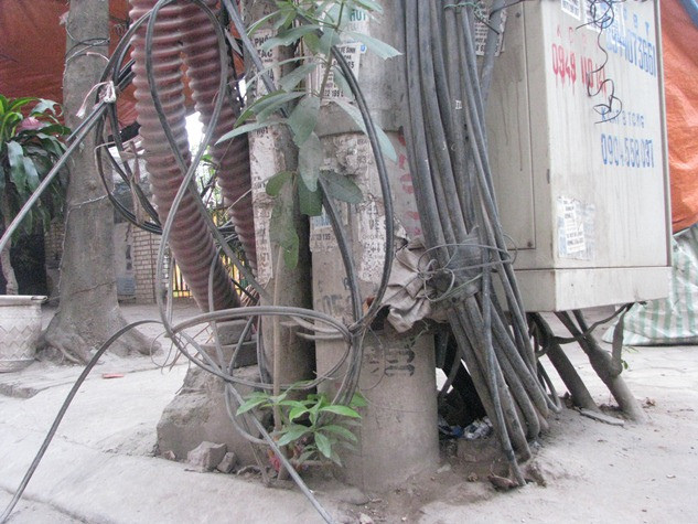 Cột điện này kiêm luôn cả khu dự trữ những loại dây cáp điện Cột điện này kiêm luôn cả khu dự trữ những loại dây cáp điện